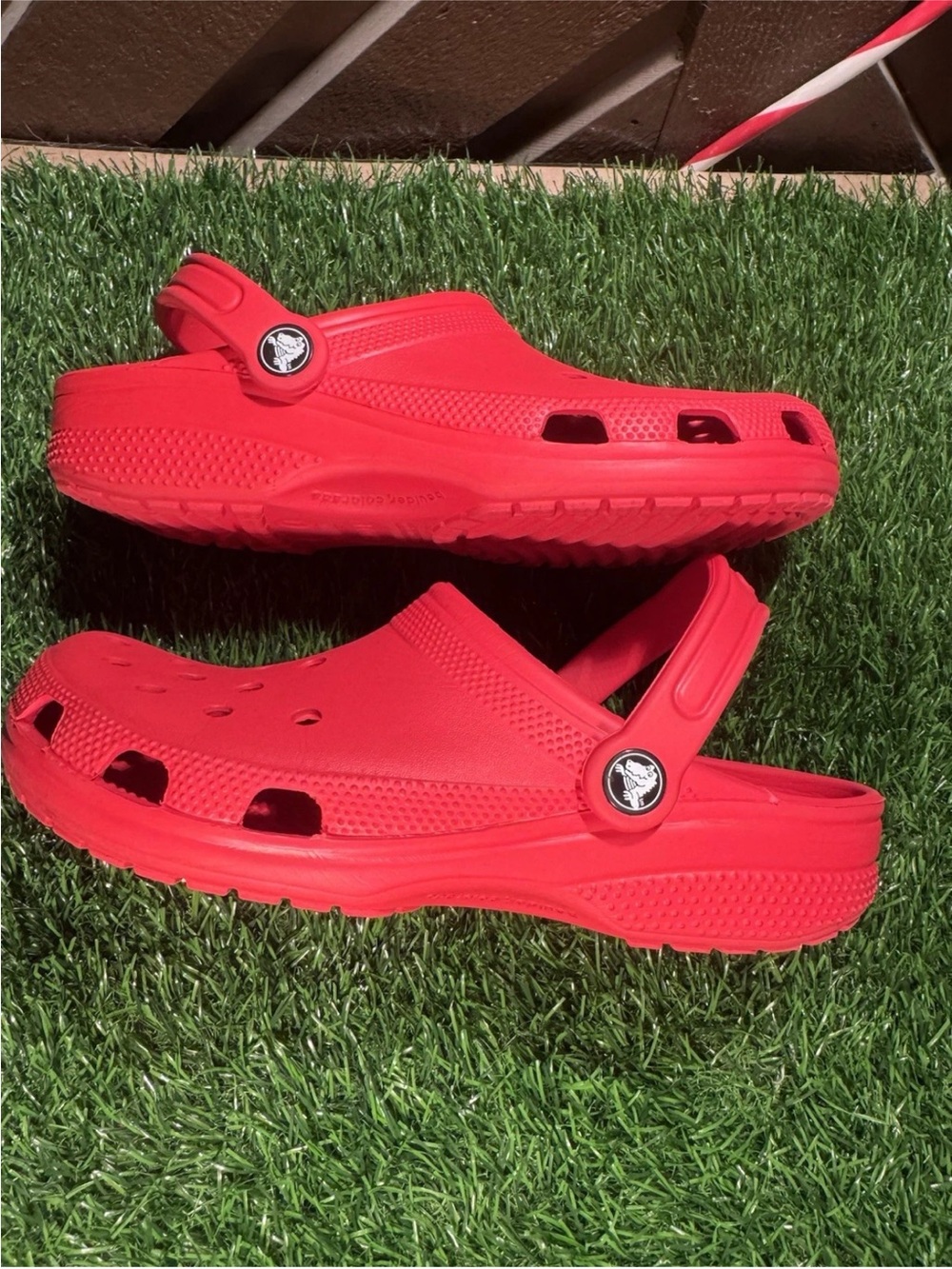 CROCS Women’s/Men’s Classic Clog in Bright Red - Picture 3 of 12
